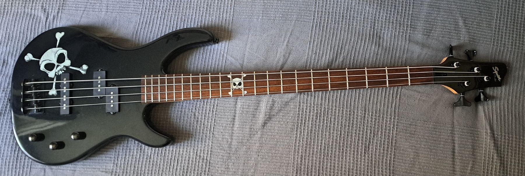 Strumenti musicali: Squier by Fender MB4 Scull – Usato da Yverdon-les-Bains venduto da ras_5ykt
