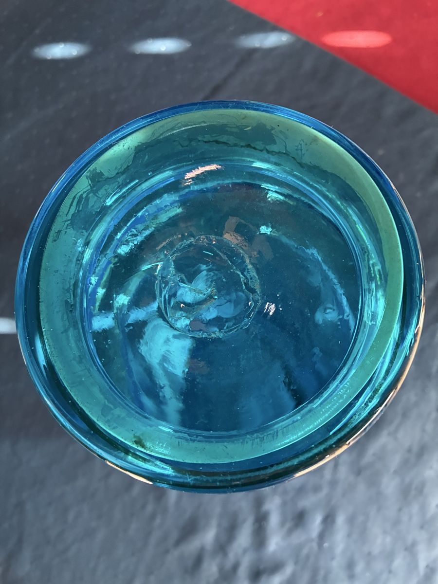 Karaffen: Antike Glaskanne und 3 Gläser blau mit Schneemalerei – Gebraucht aus Dornach von Rosengarten 7