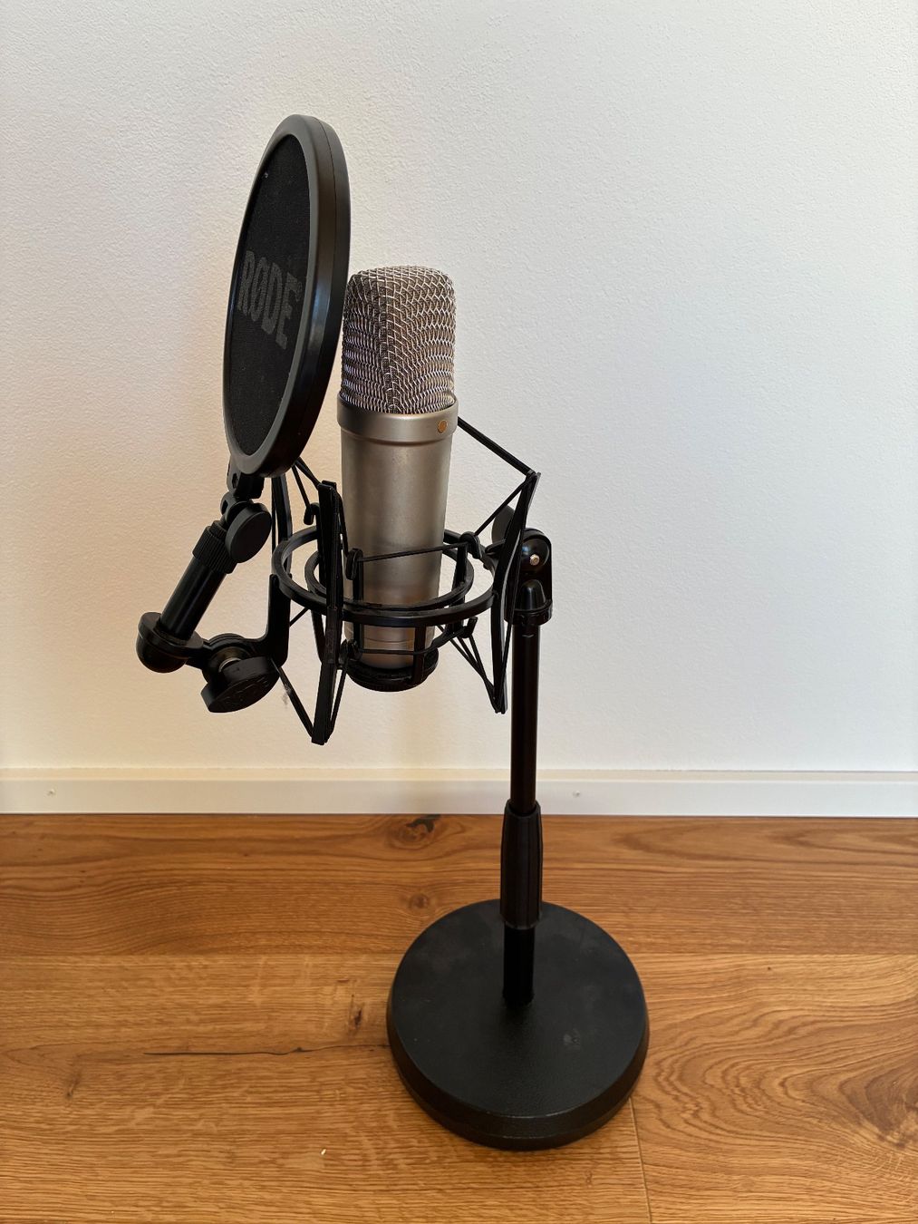 Røde Microfoni: Mikrofon RODE NT1-A mit Ständer und Pop-Schutz – Usato da Oberdorf SO venduto da RSB21