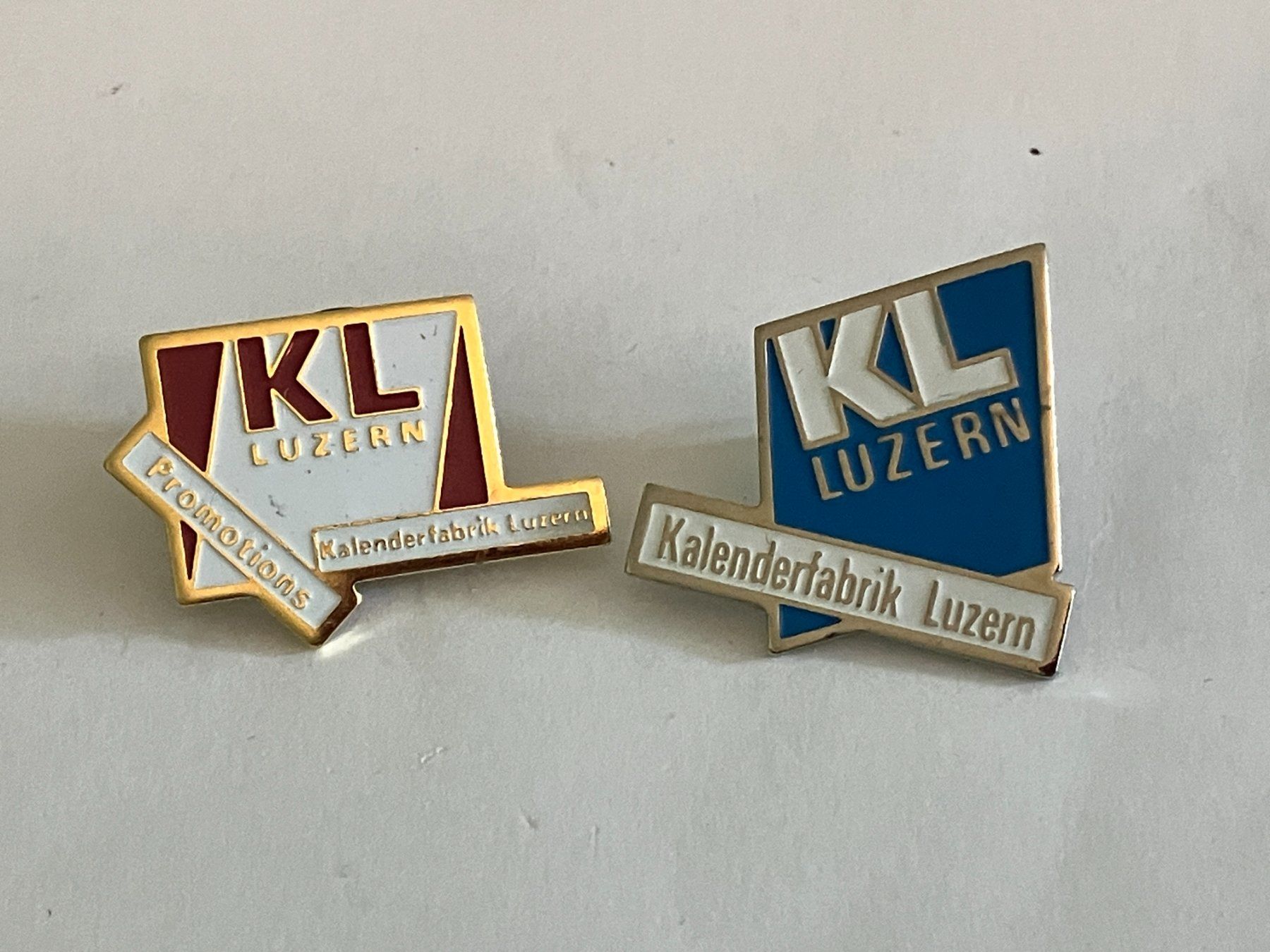 Plaketten & Abzeichen: 2 Pin Kalenderfabrik Luzern – Gebraucht aus Basel von djwwpp