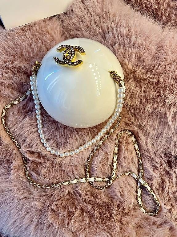 Borse da donna: CHANEL Authentic Rare Pearl Plexiglass Minaudiere Bag – Usato da Montagnola venduto da gia_6tcc 1