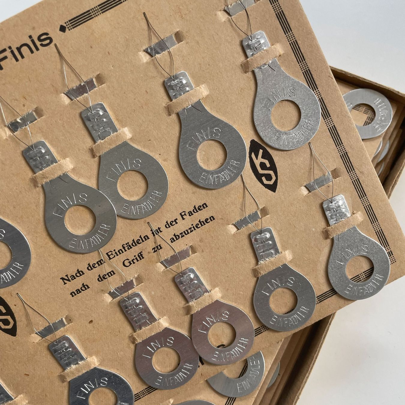 Kordeln & Faden: Karte mit 24 Einfädler Nadeleinfädler Faden ca. 1940s – Neu und originalverpackt aus Brüttisellen von Buxus 1