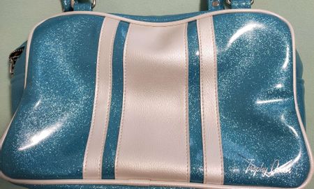 Babyblaue Trophy Queen Handtasche - ein Hingucker!