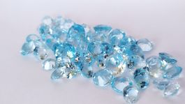 B - Lot. von 5.120ct Natur Topas 8 Stk. Edelsteine Blau
