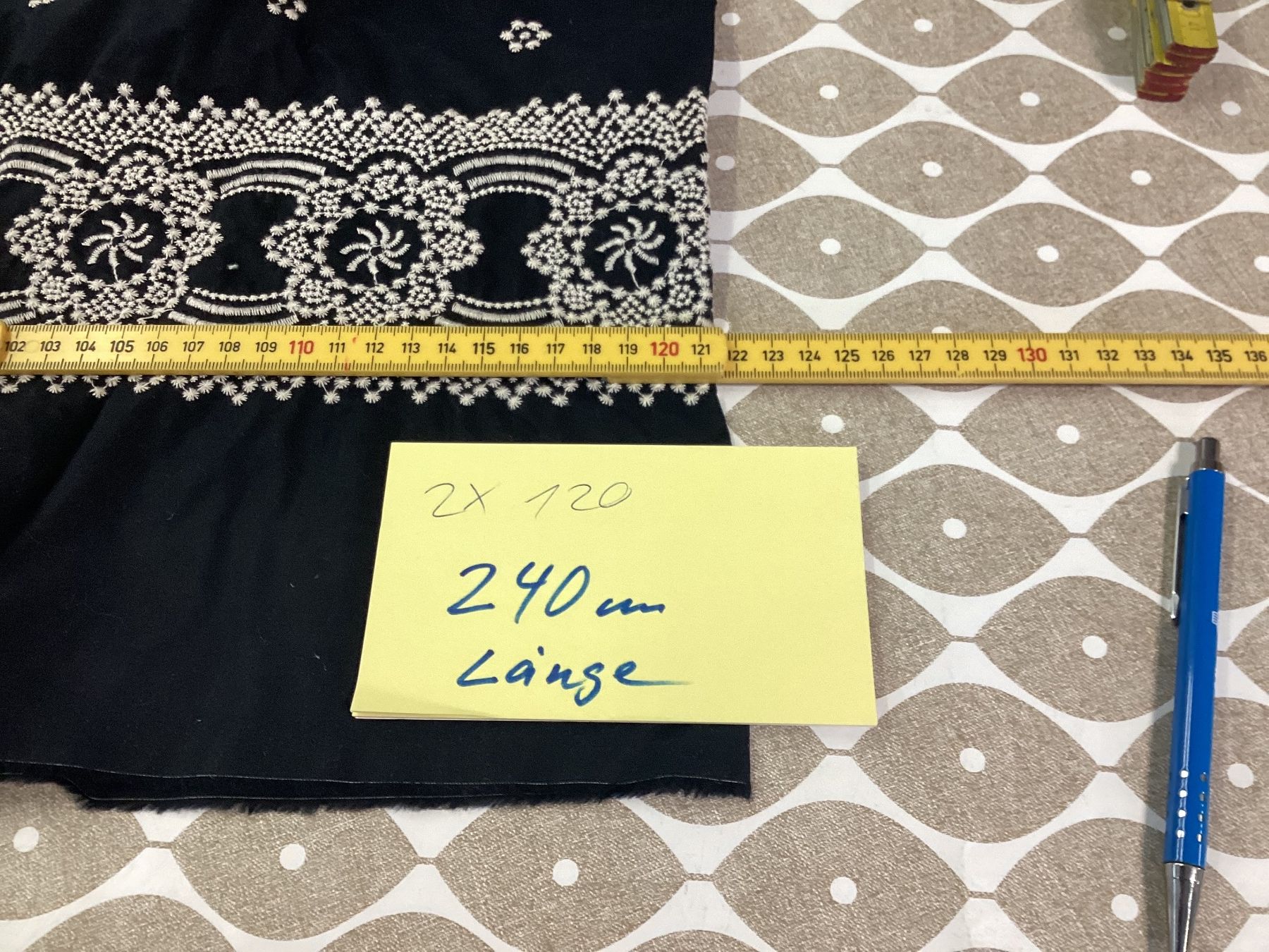 Tissus: Kleiderstoff mit Stickbordüre – D'occasion à Zürich par orella79 2