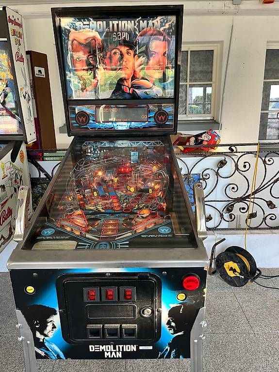 Flipper: Flipperautomat Williams Demolition Man gebraucht – Usato da Oberrohrdorf venduto da Marcone