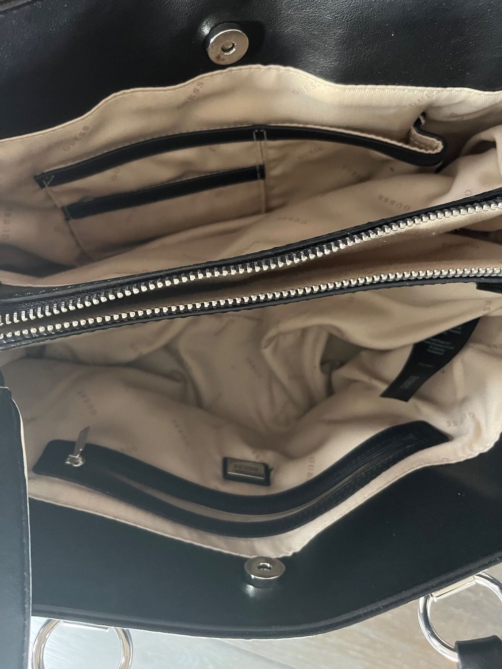 Guess Taschen für Damen: Sac à main Guess – Gebraucht aus Posieux von evs_57x2 1