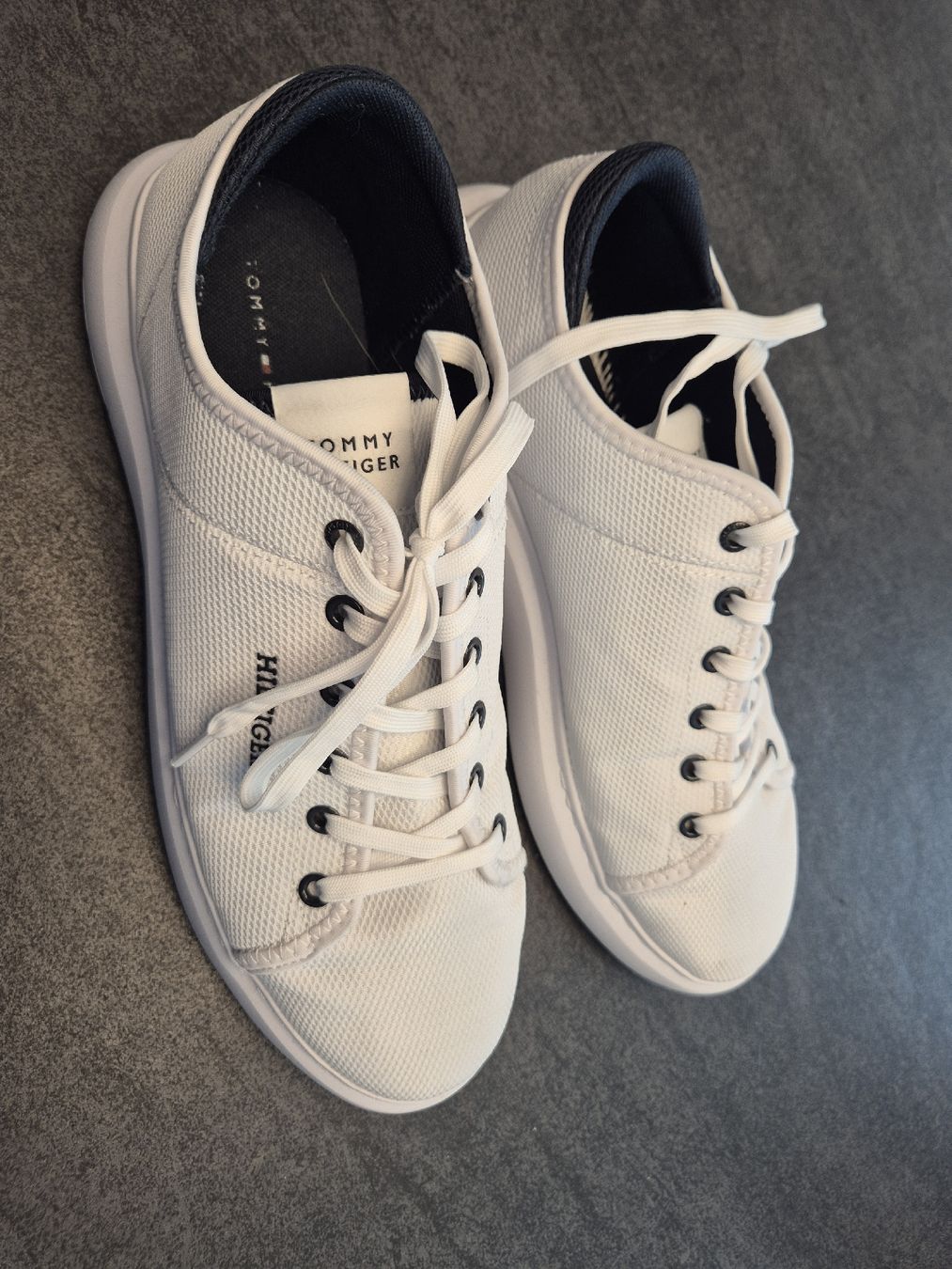 Tommy Hilfiger Scarpe da uomo: Tommy Hilfiger Sneaker Weiss Gr. 44 – Usato da Ebikon venduto da Familiekunterbunt