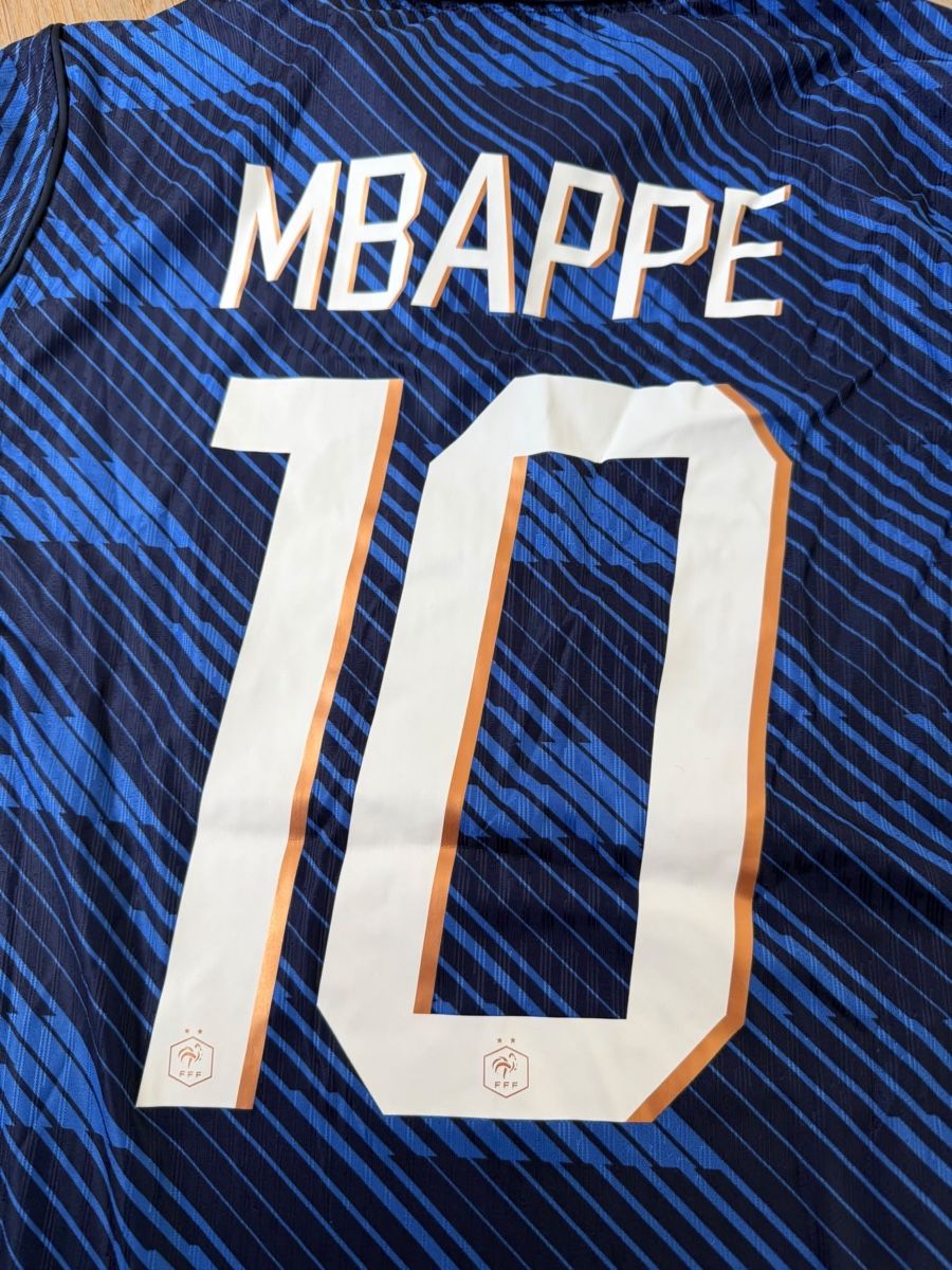 Maillots de corps & Pantalons: Mbappe Frankreich Performance Version Size L – Neuf (Voir description) à Allschwil par ale_99l7 3