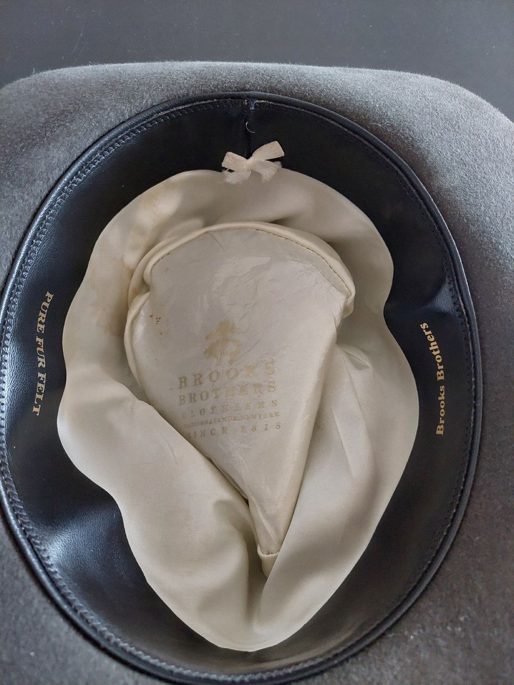 Copricapi, berretti & cappellini: Brooks Brothers Stylish Grey Felt Fedora Hat – Usato da Grandvaux venduto da Larocheturpin 2