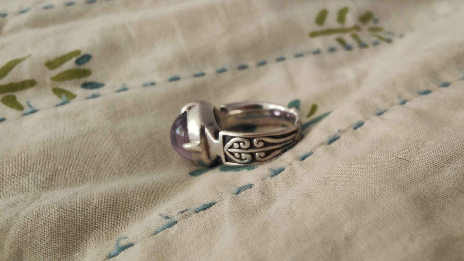 Bagues: Wunderschöner Ring mit lila Stein – D'occasion à Hinwil par her_2t5p 2