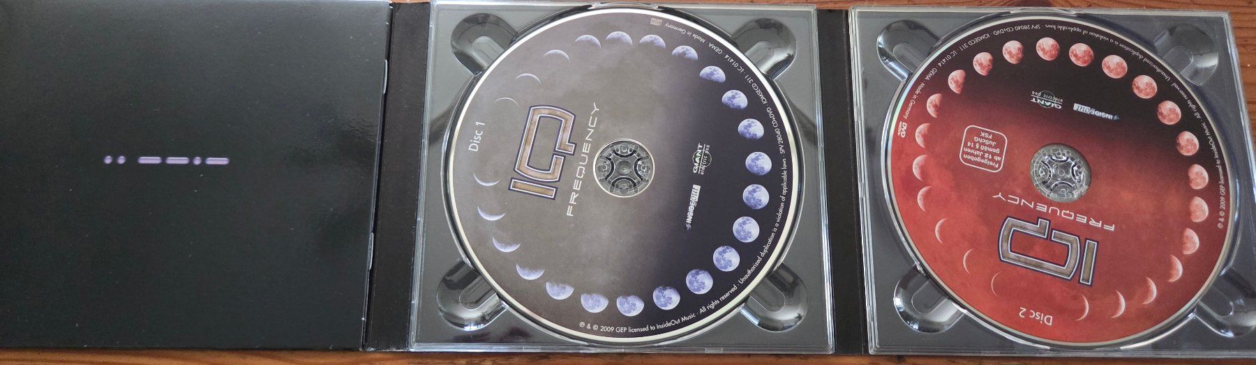 CD: IQ - Frequency: Neuwertiges Digipack, Sonderedition CD + DVD – Nuovo (secondo la descrizione) da Biberist venduto da Beaver58 2