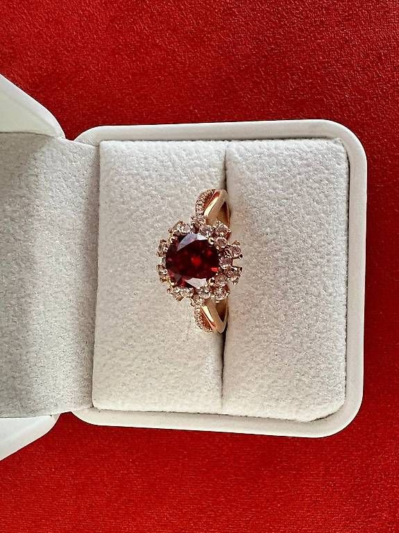 Ringe: Eleganter Ring mit rotem Moissanit. – Neu und originalverpackt aus Thalwil von han_2b8c 6