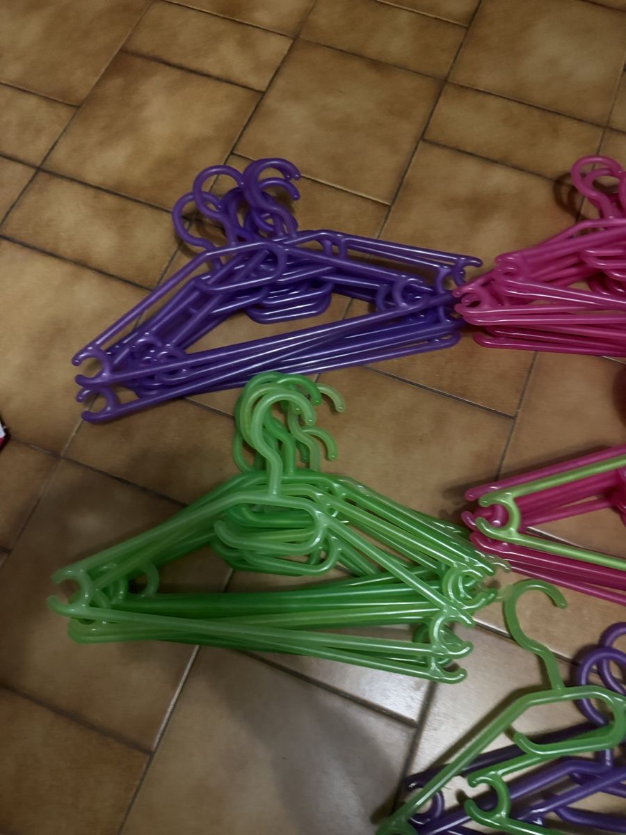 Appendiabiti: 45 cintres culot rose vert Troc – Usato da Veyrier venduto da kimedovapa 2