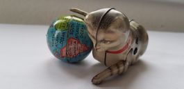 Köhler Katze mit Weltkugel (Globus)