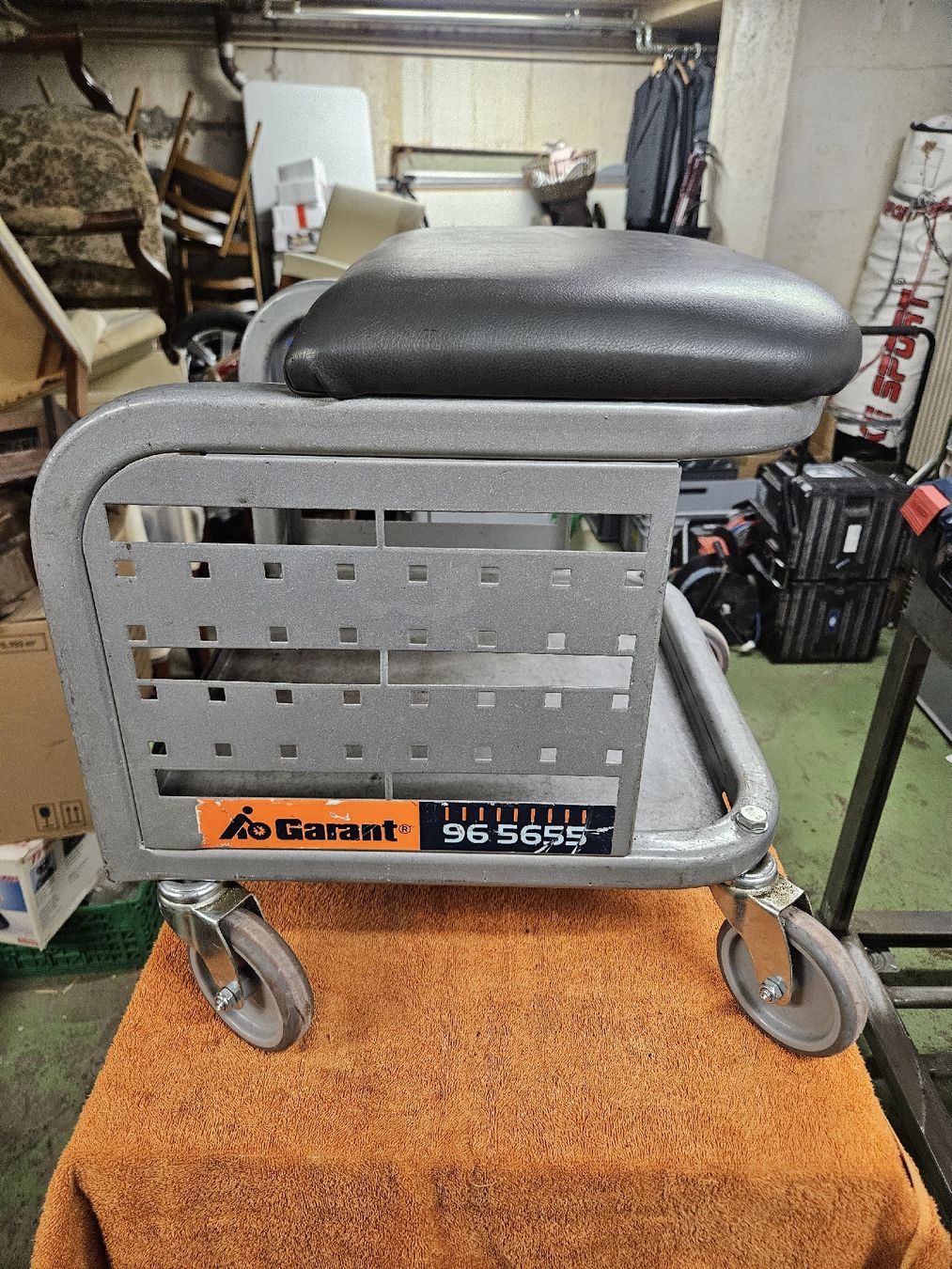Hocker: Werkstatthocker mit Rollen und Ablage Metall grau – Gebraucht aus Rorschach von TimelessTrading 2