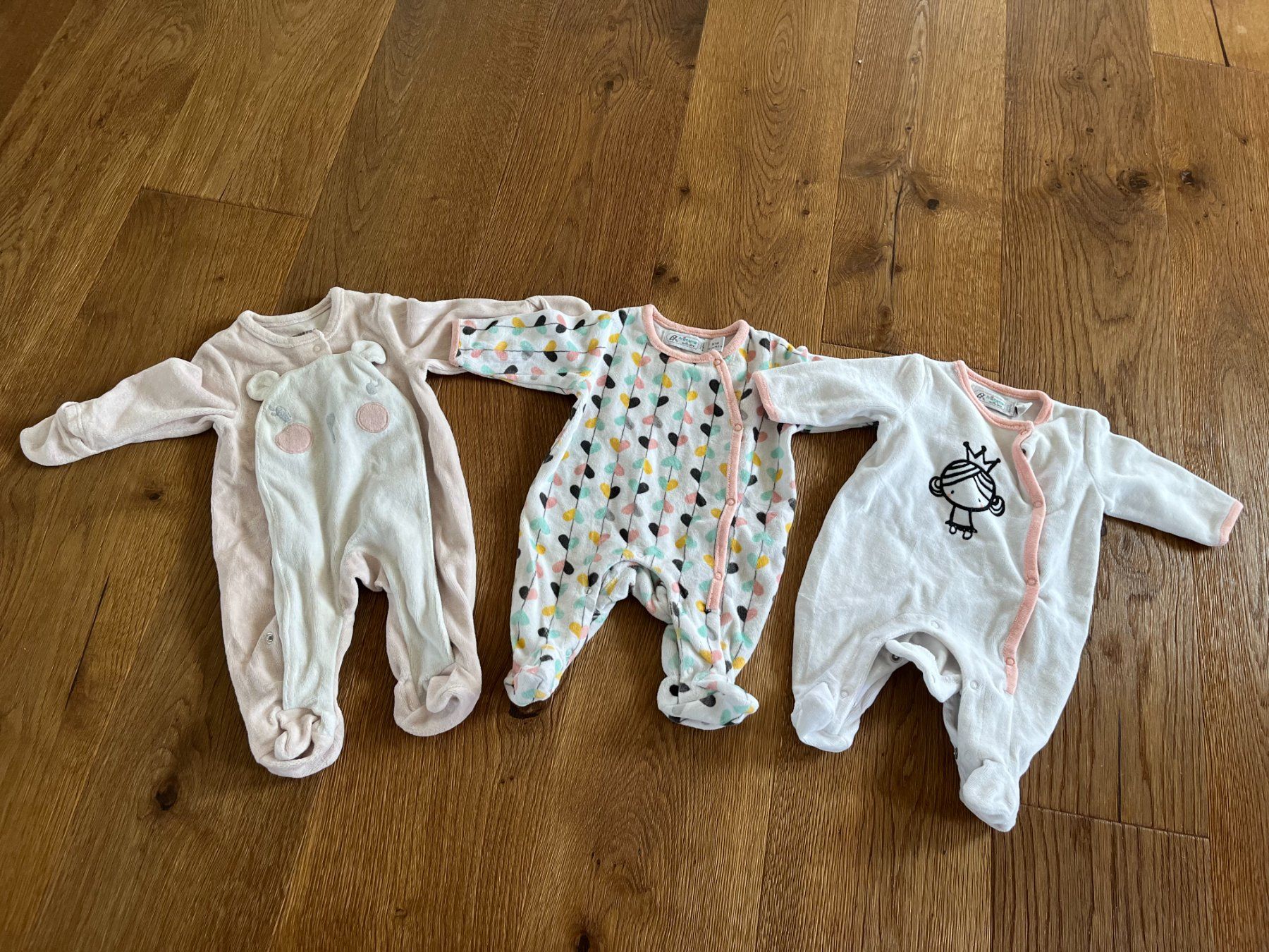 Pyjamas & Ähnliches: 3 x Pyjama Baby Größe 50 / 56 – Gebraucht aus Wolfwil von NewGirl