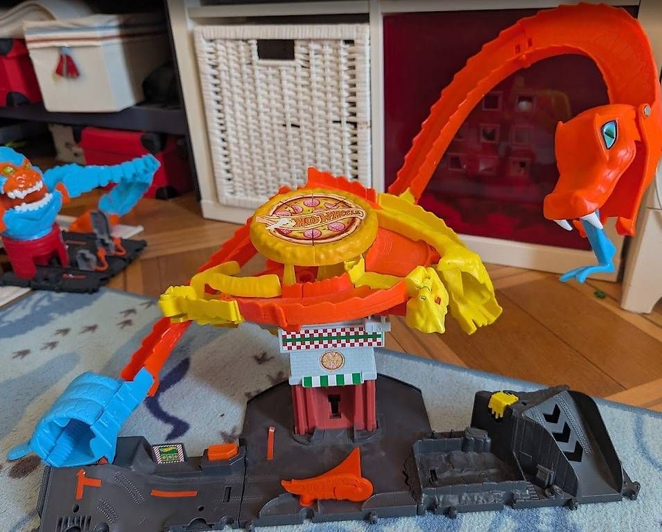Hot Wheels Giocattoli: Hot Wheels City Cobra Slam Pizza – Usato da Bern venduto da HangaRoa