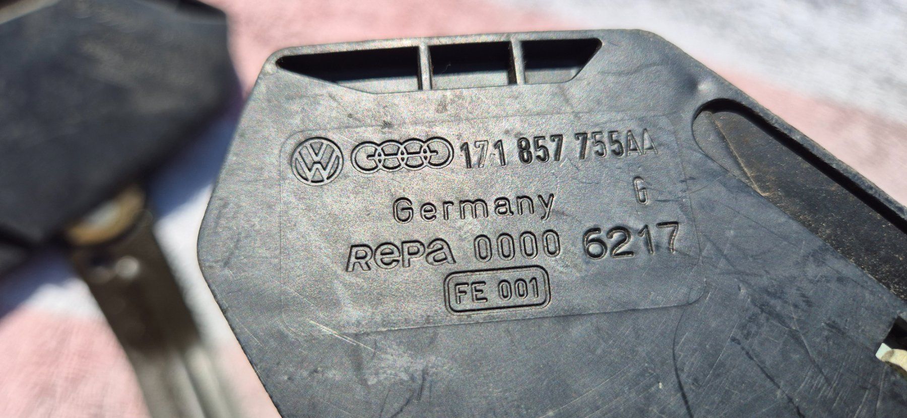 VW Tutti pezzi di ricambio auto: Golf 1 Gurtschloss links und rechts. – Usato da Riggisberg venduto da Mahali04 3