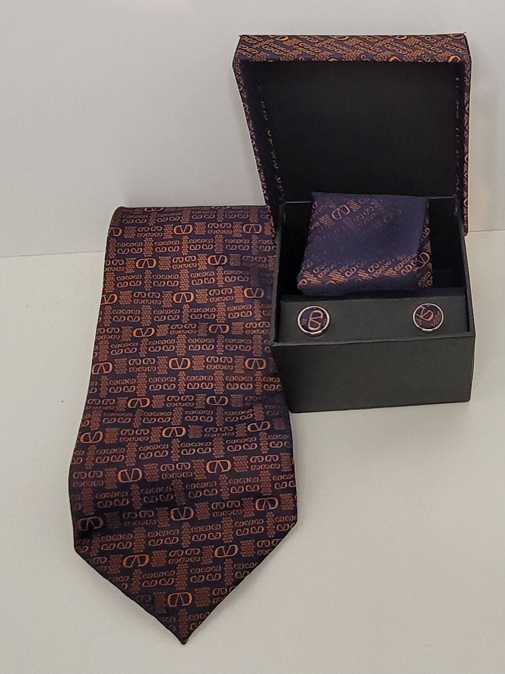 Cravatte: Ensemble Valentino Garavani, cravate-bouton-pochette – Nuovo e nell'imballaggio originale da Rocourt venduto da PapyCH