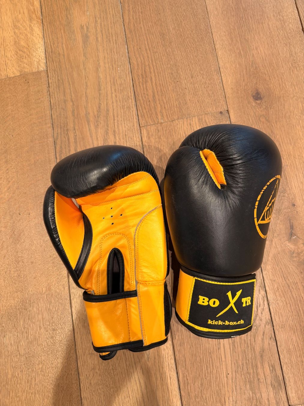 Handschuhe & Handstulpen: Boxtr Boxhandschuhe schwarz gelb – Gebraucht aus Zollikon von Jekled 1
