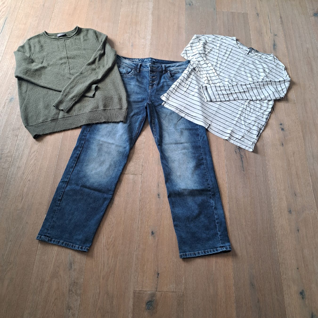 Lotti di vestiti: Damenkleidung 3 Teile Jeans Pullover Langarmshirt Grösse L – Usato da Kriegstetten venduto da Jakasi