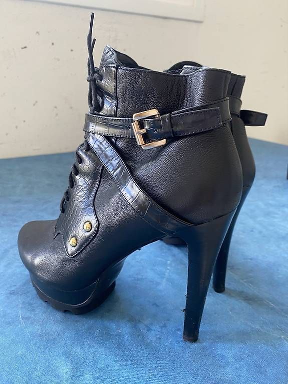 Scarpe da donna: Buffalo Stiefeletten gr.39 – Usato da Binz venduto da kat_s2w7