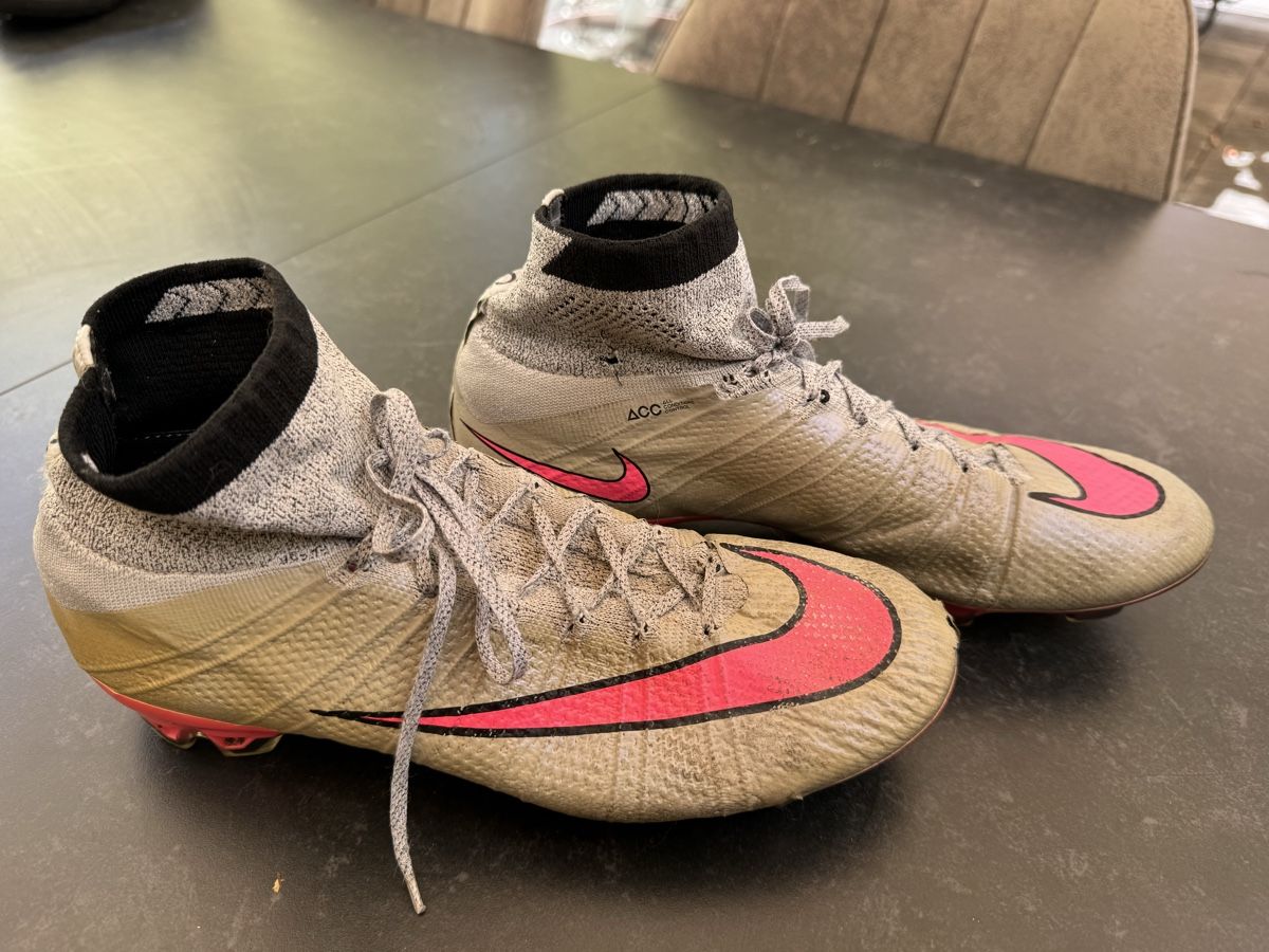 Nike Chaussures hommes: Fussball Schuhe Gr. 42 Nike – D'occasion à Thun par Pfausi1966 1