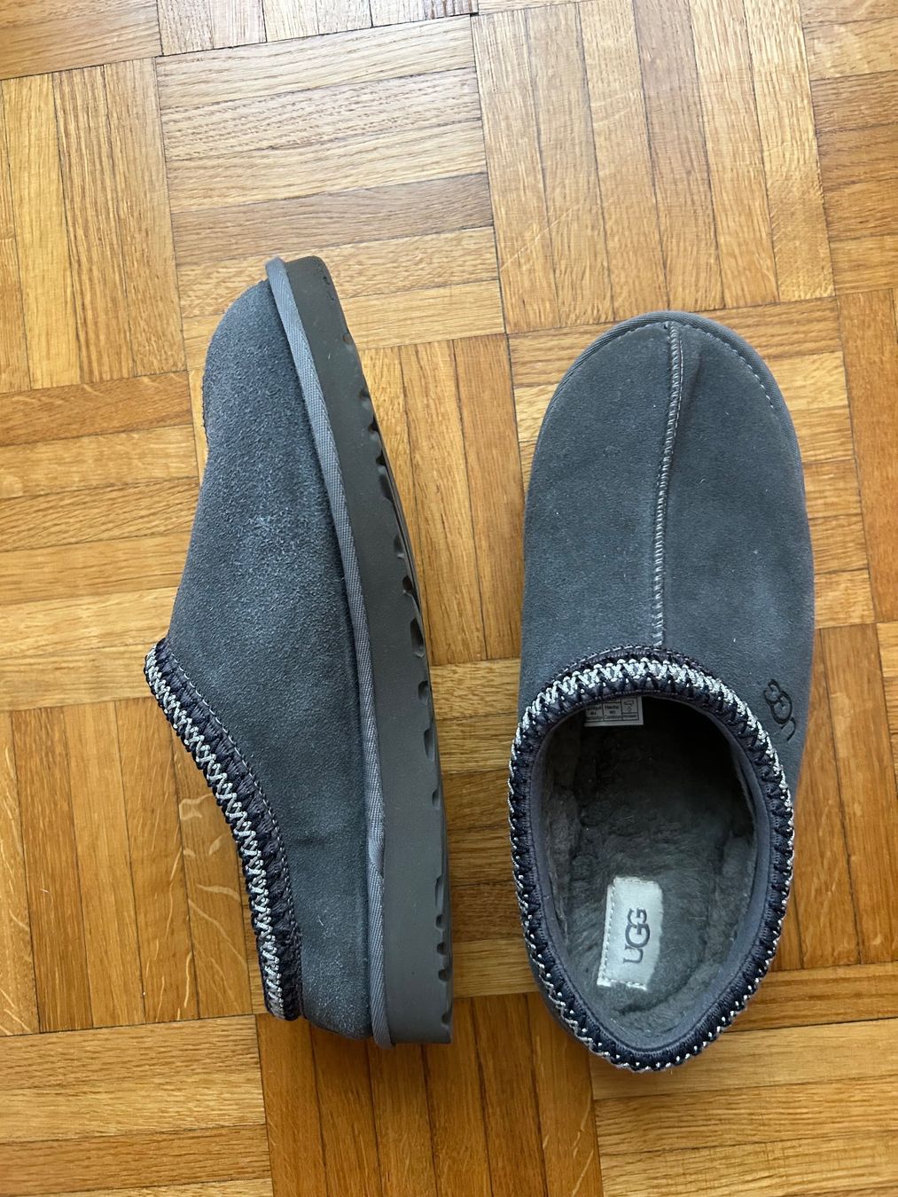 Scarpe da uomo: Chaussons UGG gris en daim t.43 – Usato da Fribourg venduto da SenhorNeves