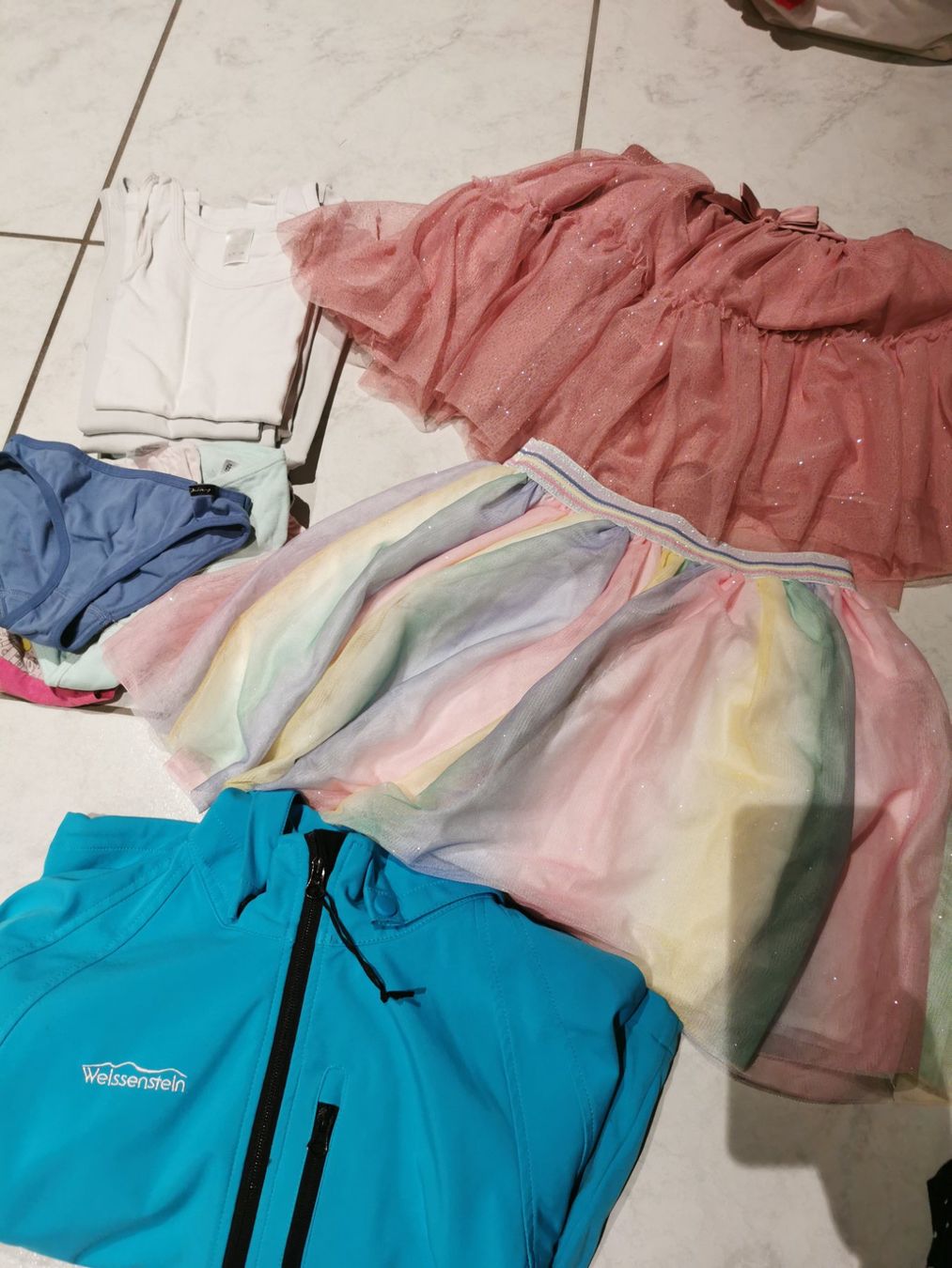 Benetton Kleiderpakete & -sets: Grosses Mädchenkleiderpaket Gr. 122/128 – Gebraucht aus Konolfingen von torina85 2