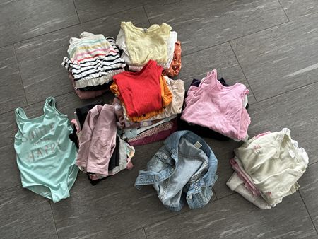 Grosses Kleiderpaket für Mädchen, 35-teilig, Grösse 98