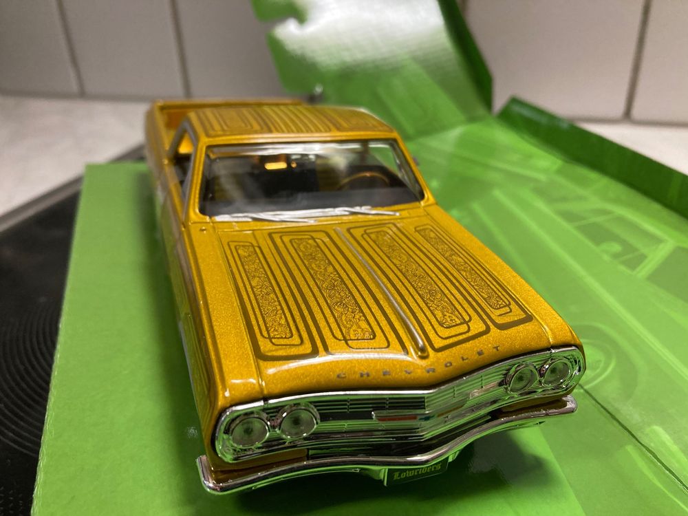 JOHNNY LIGHTNING - CHEVROLET EL CAMINO LOWRIDER 1965 ROUGE - ÉCHELLE 1:64 - JLCP7460