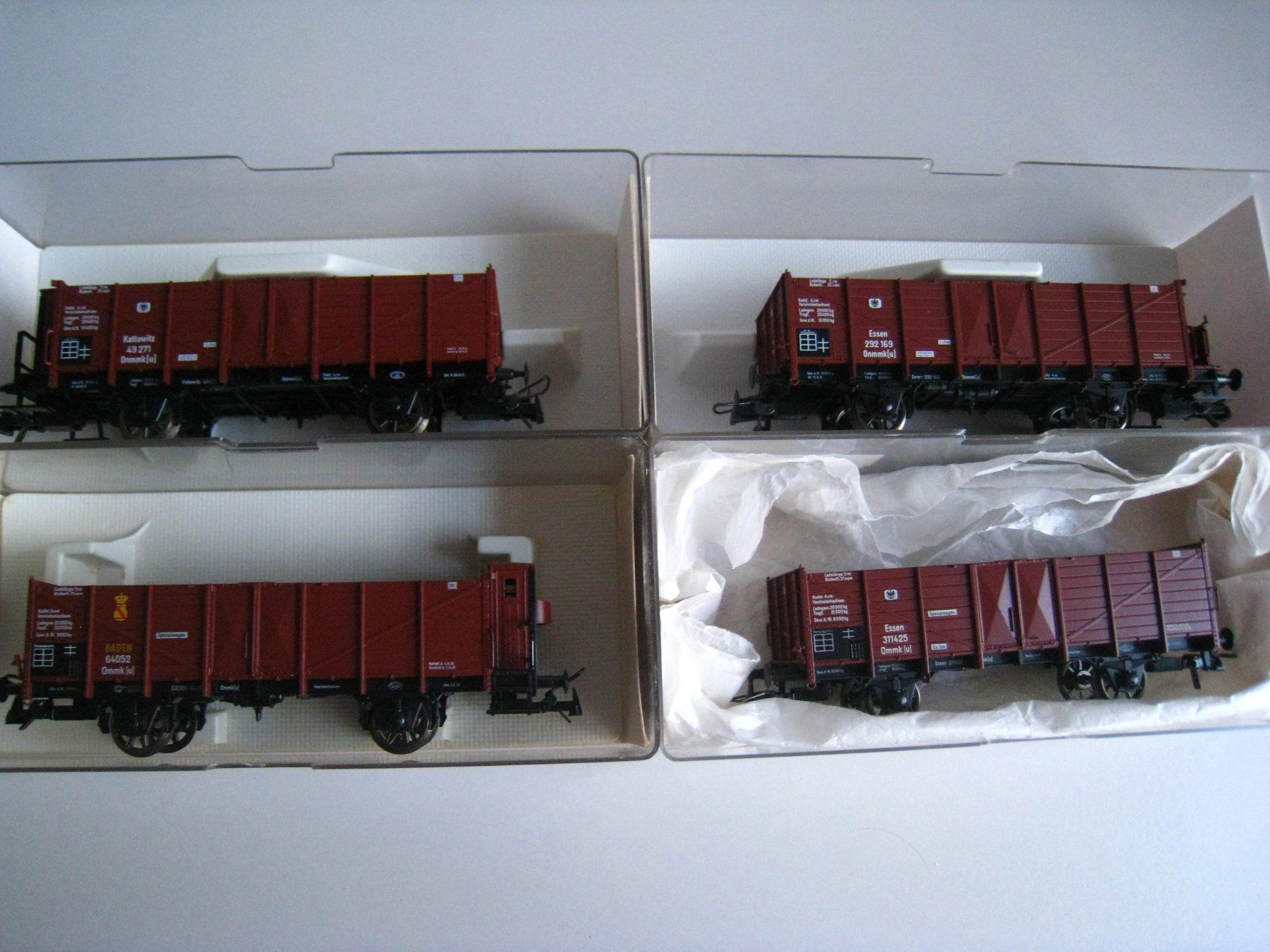 Fleischmann Modellini di ferrovie: Fleischmann-Kohlenwagen-Set, 4 verschiedene Kohlewagen – Usato da Buchs ZH venduto da swiss-train