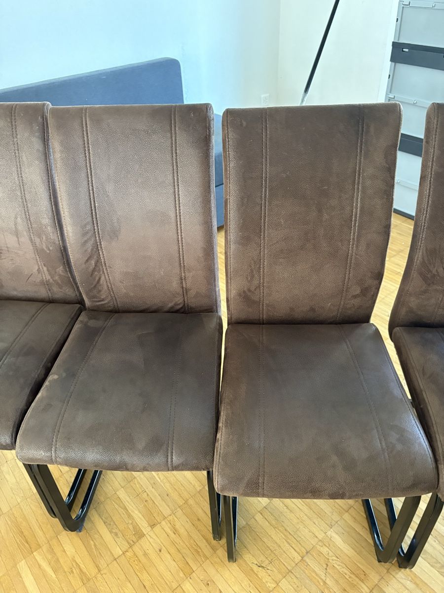 Conforama Chaises: 4er Set braune Stühle – D'occasion à Dänikon ZH par Niddu 1