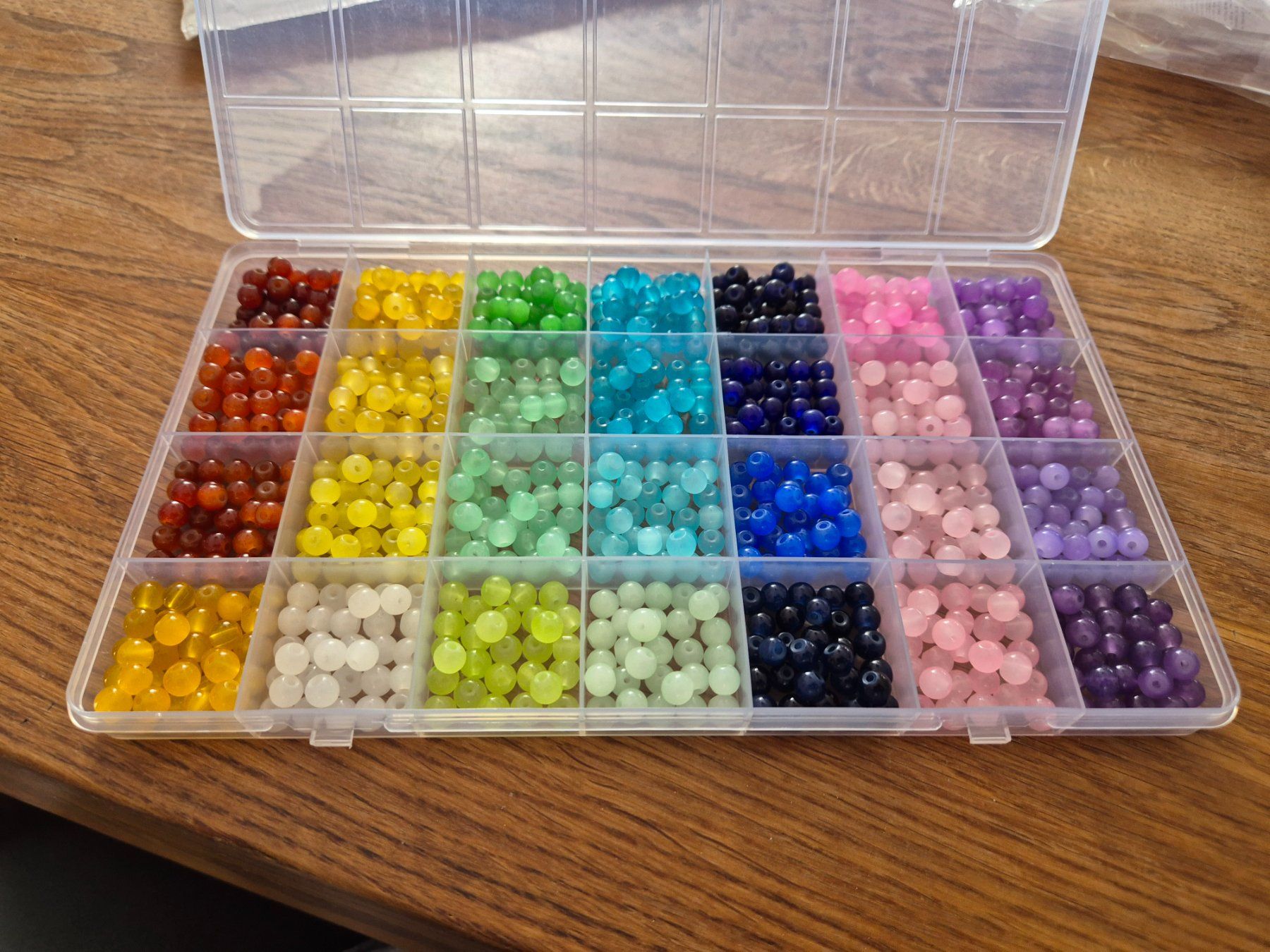 Perle (finte): 1 Box mit 28 Farben Glasperlen – Nuovo (secondo la descrizione) da Läufelfingen venduto da Netti04