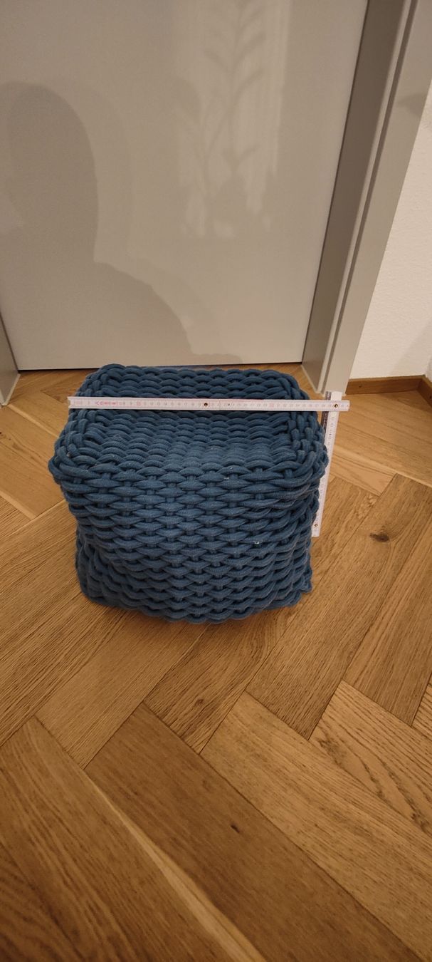 Lana: Stylish blue knitted pouf – Usato da Aarwangen venduto da Sirnick 1