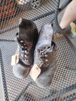 Militärschuhe als Deko?