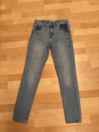 Zara Jeans, Top Zustand, Grösse 36 mit Rosen Applikation🌹