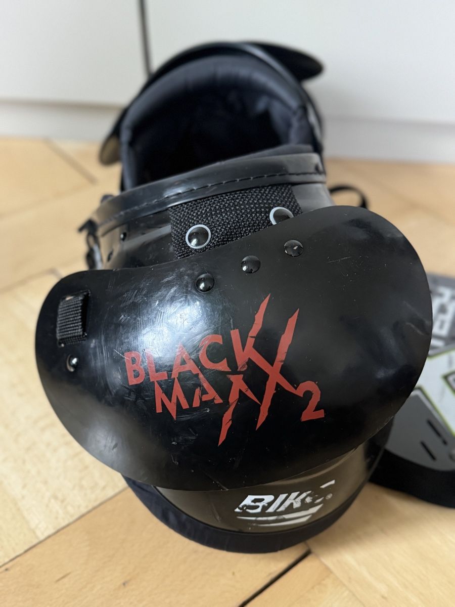 Protezioni & Imbottiture: Black Maxx Shoulder Pads Grösse L inkl. Back Plate – Usato da Bern venduto da Sonne26Mond 2