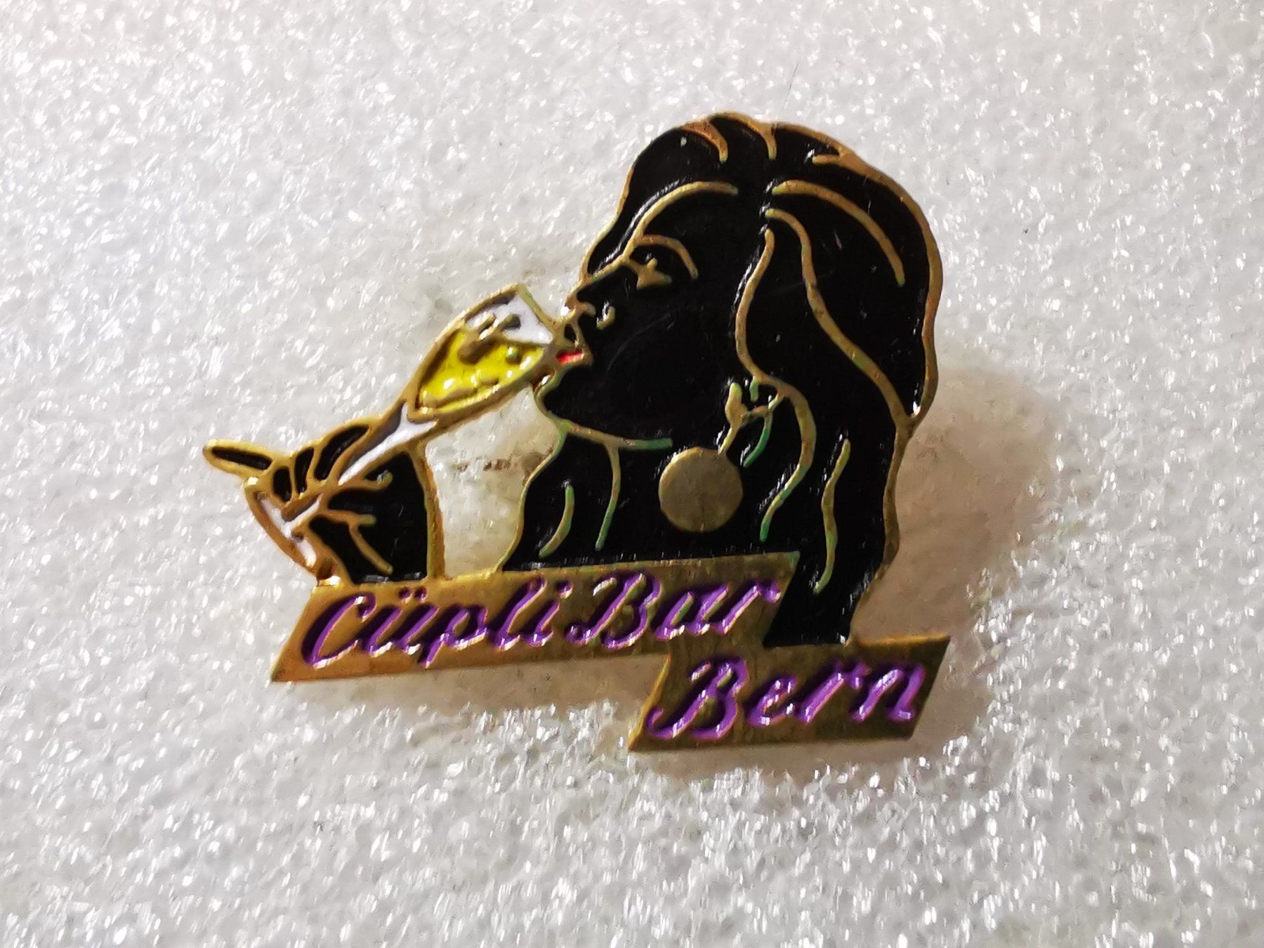 Placchette & Badge: Ansteckpin 142: Cüpli Bar Bern – Usato da Oppligen venduto da Pin-Fall-Shop