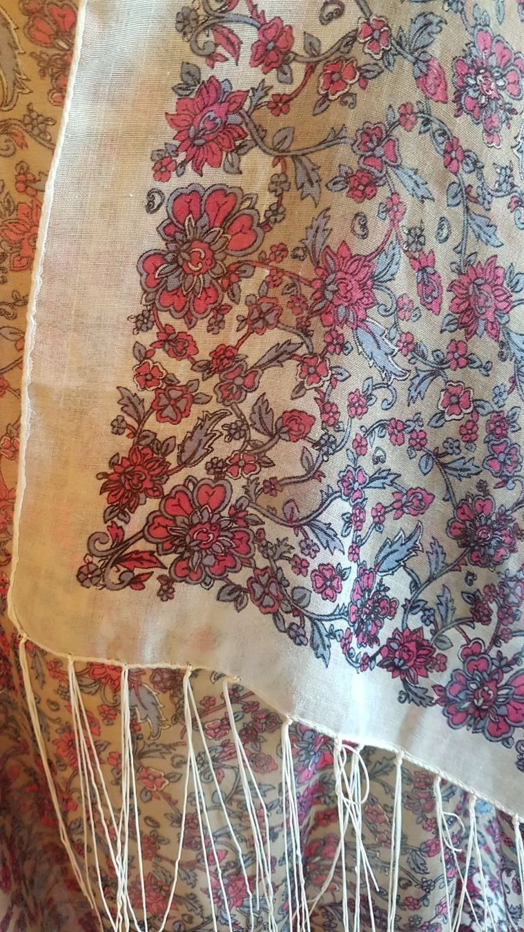 Foulard & Sciarpe: Foulard mit Blumenprint und Fransen – Usato da Oberengstringen venduto da Sheera7 5