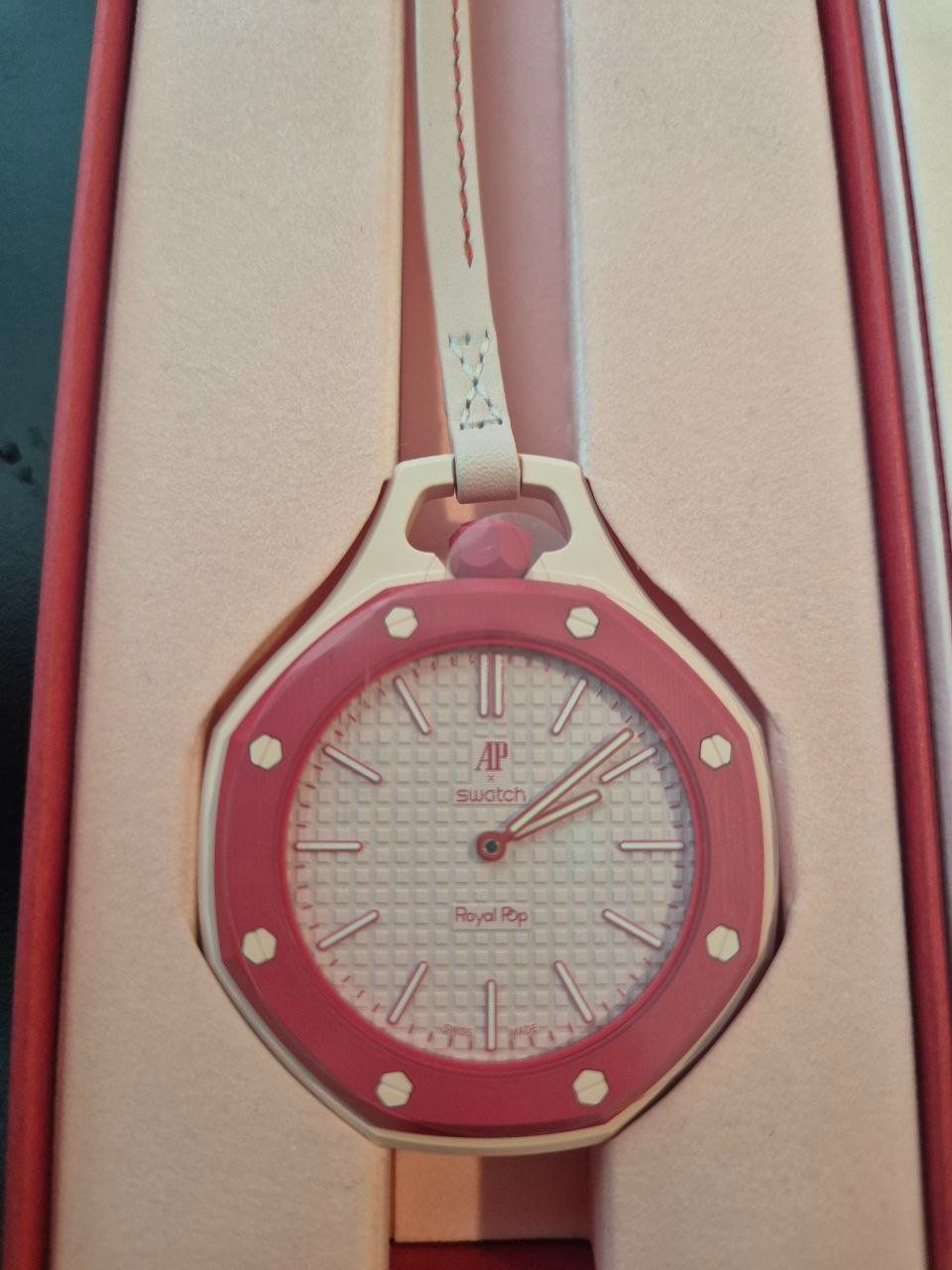 Swatch Orologi: Neue Swatch x Audemars Piguet AP Royal Pop Otto Rosso Set – Nuovo e nell'imballaggio originale da Dübendorf venduto da Alessandro-DG 2