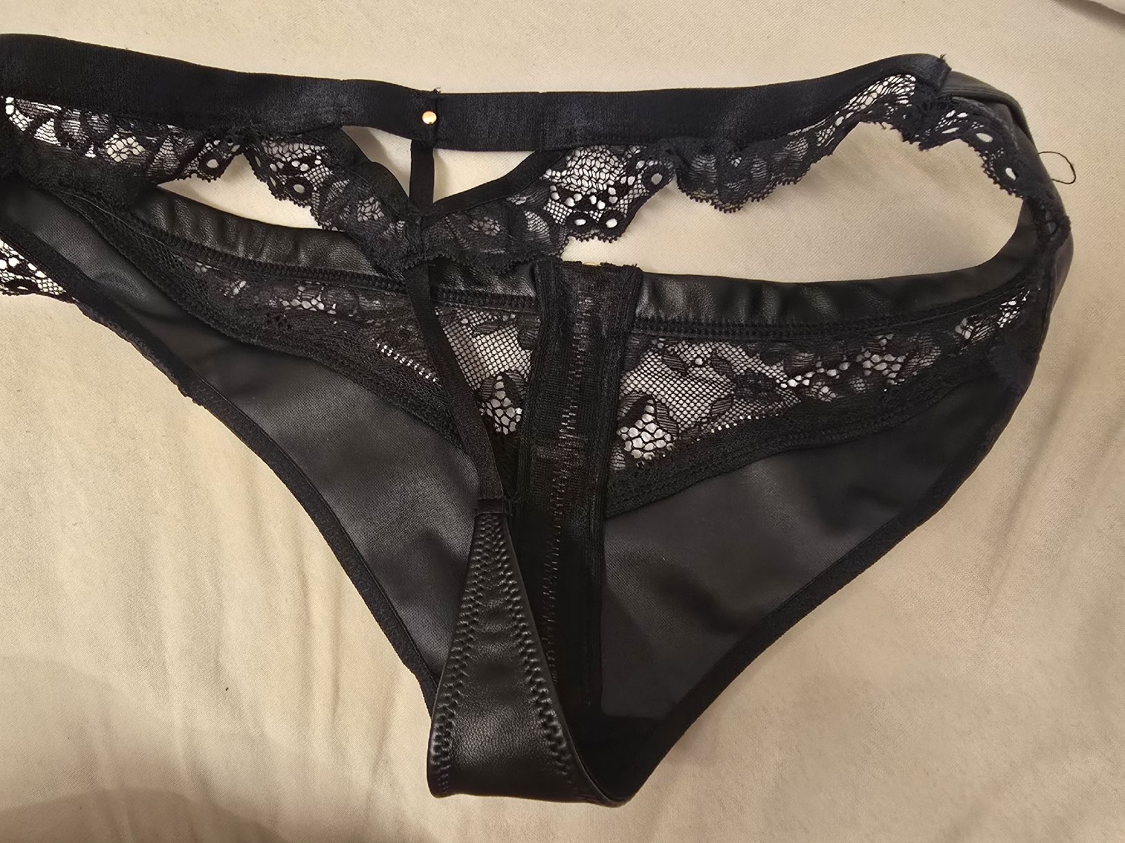 Hunkemöller Altra biancheria intima: String-Tanga Lederoptik Spitze Schwarz Grösse M neu! – Nuovo e nell'imballaggio originale da Laufen venduto da mina-chan 2