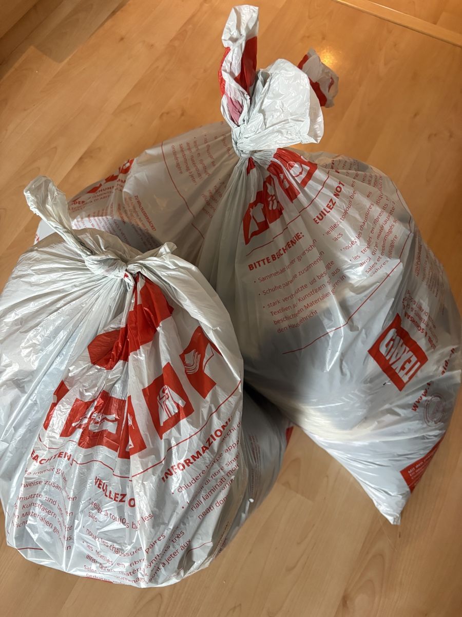 Lots de vêtements: 3 Säcke mit Kleidern – D'occasion à Rotkreuz par annacsks