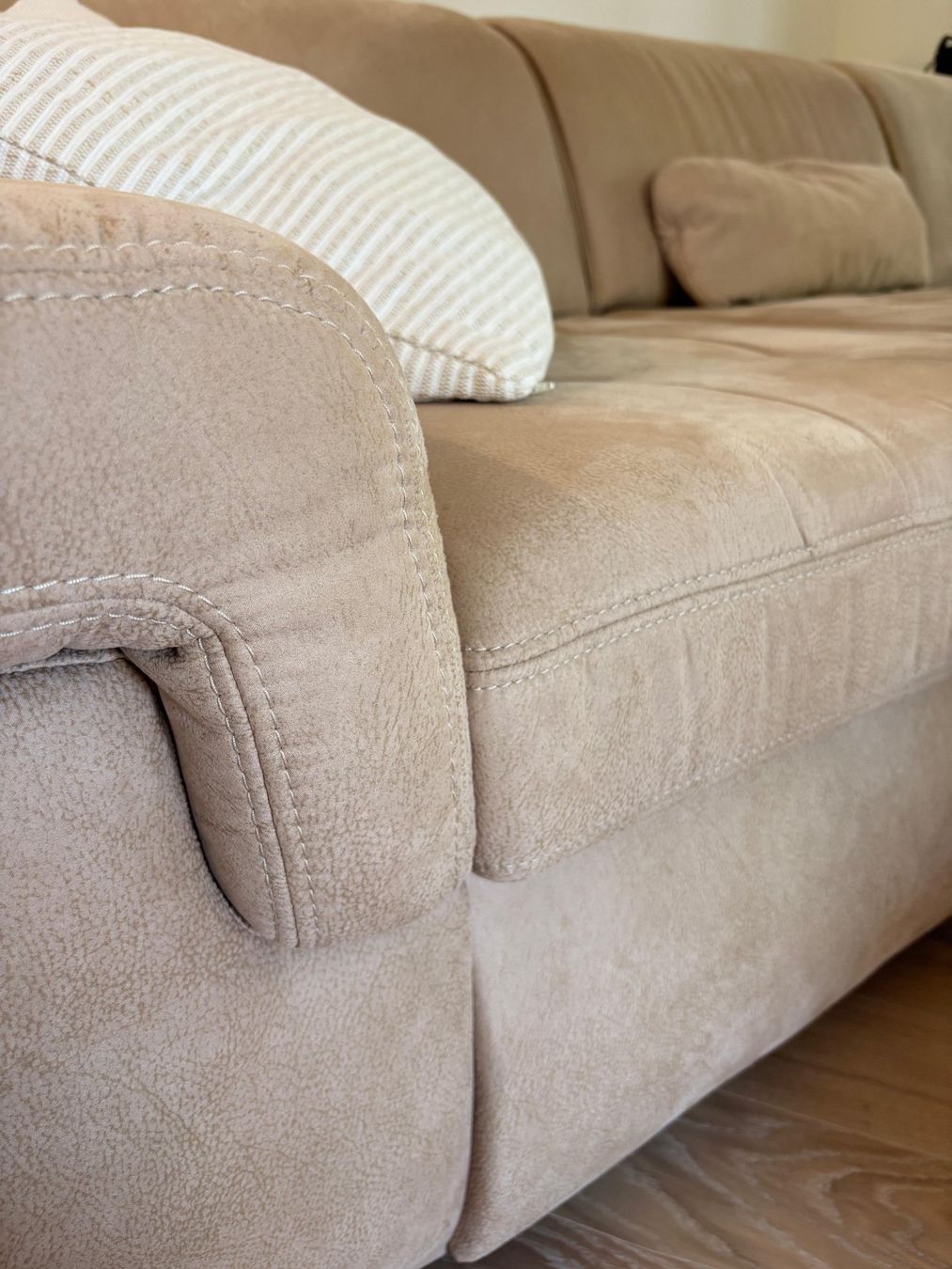 Sofas: Boxspring Ecksofa in Beige 320 x 260 cm mit Bettfunktion – Gebraucht aus Herznach von knr_dg2p 8