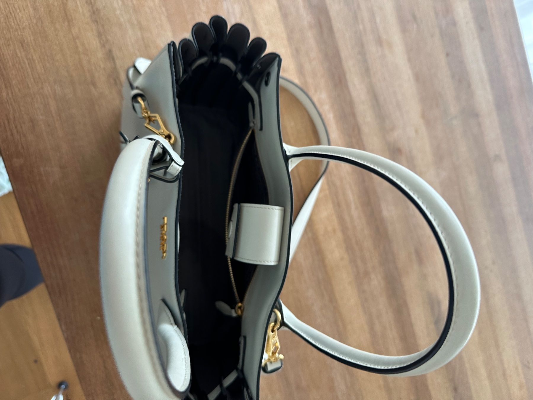 Prada Borse da donna: Prada Tasche weiss original – Usato da Hausen am Albis venduto da Mwtraining 5