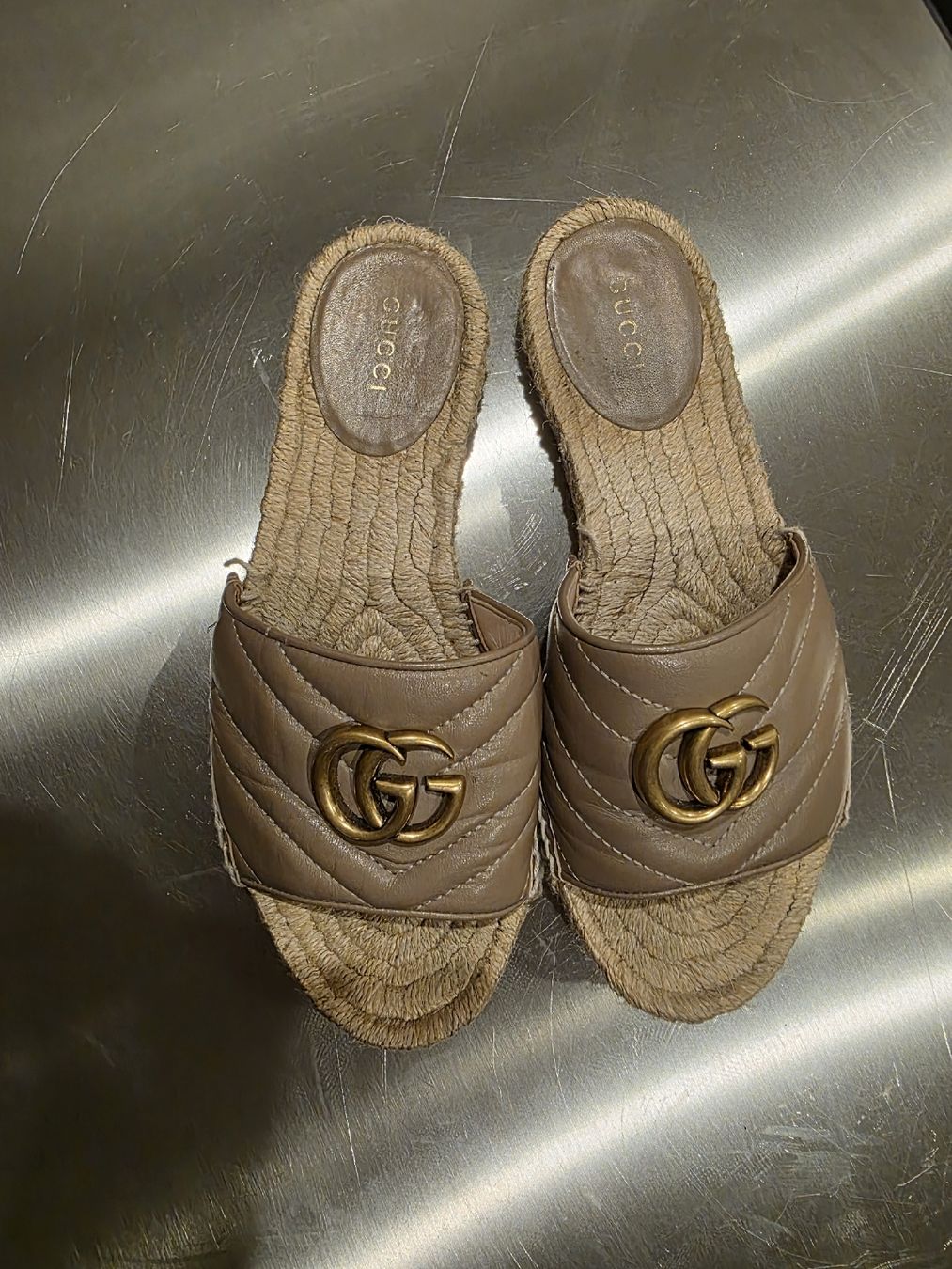 Gucci Damenschuhe: Gucci Pantoletten Leder Grösse 36.5 gebraucht – Gebraucht aus Wolfertswil von Antiko