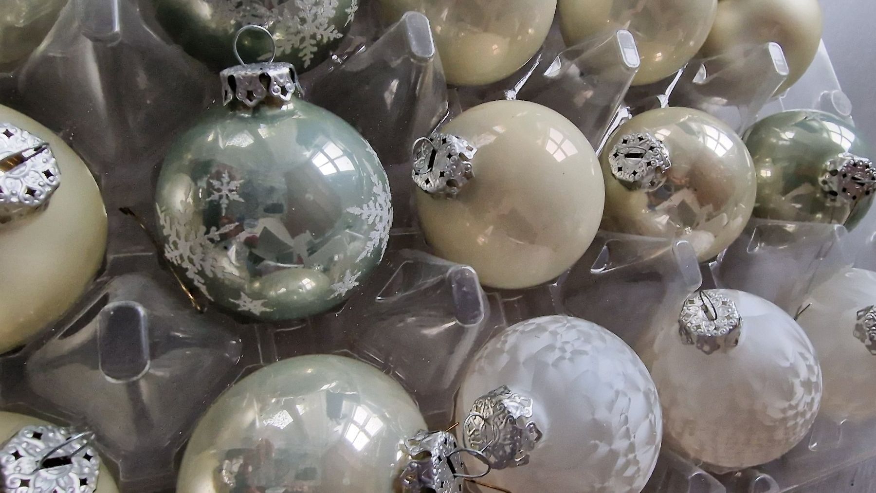 Tutte le decorazioni: 2 Boxen mit 36 Weihnachtskugeln, div. Farben – Usato da Wil  AG venduto da Kfloh 2