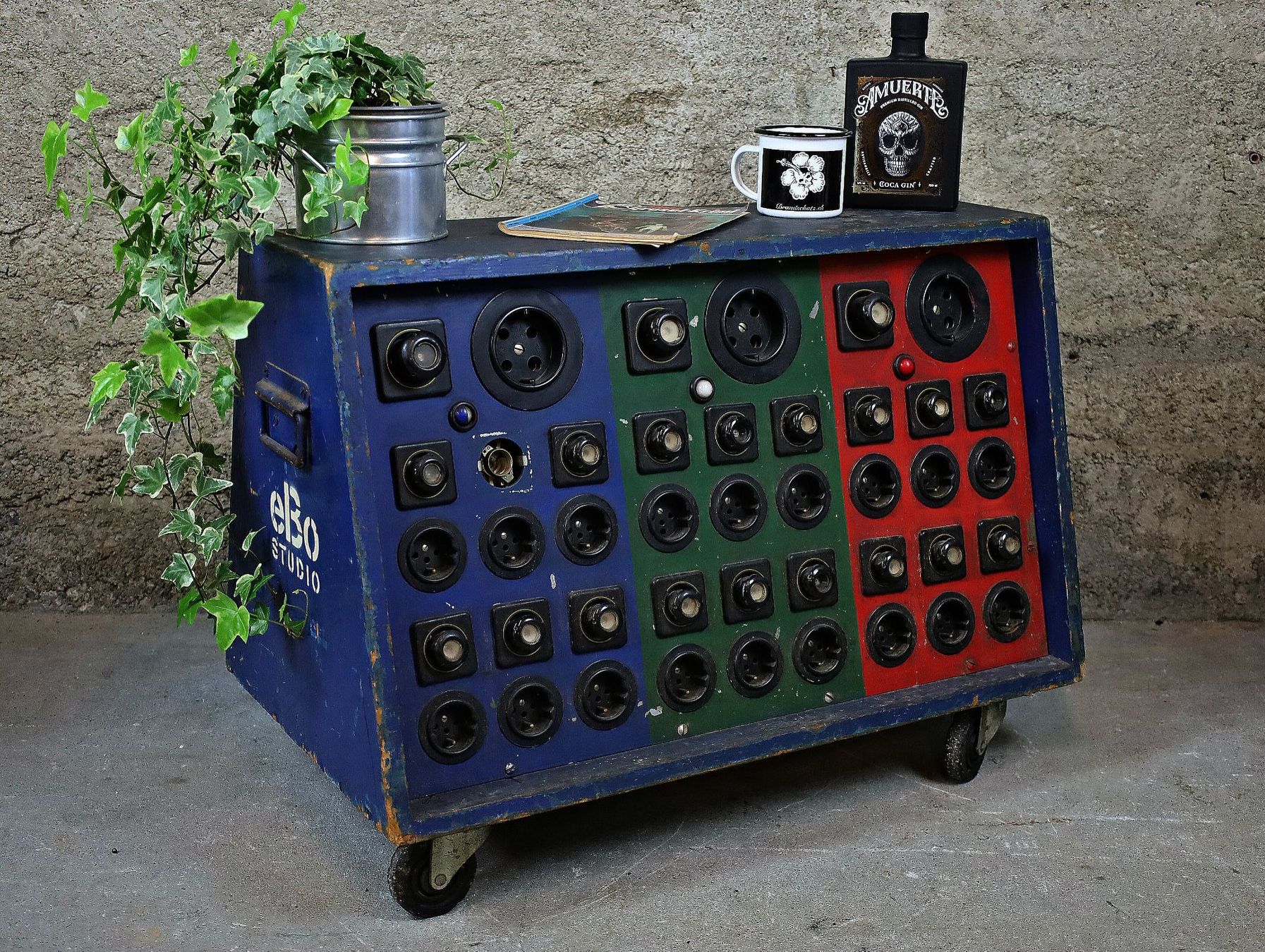 Tables de nuit: Steckdosenverteiler, Stromverteiler als Beistelltisch – D'occasion à Birrwil par brandschatz_birrwil 3