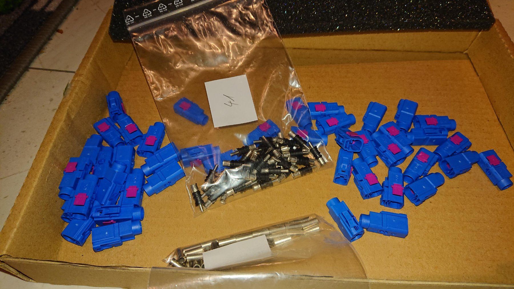Componenti elettronici: 39 Stk SMBA-Kabelbuchse FAKRA Code C blau 50Ohm Set von IMS – Nuovo (secondo la descrizione) da Grenchen venduto da Zombiepolizist